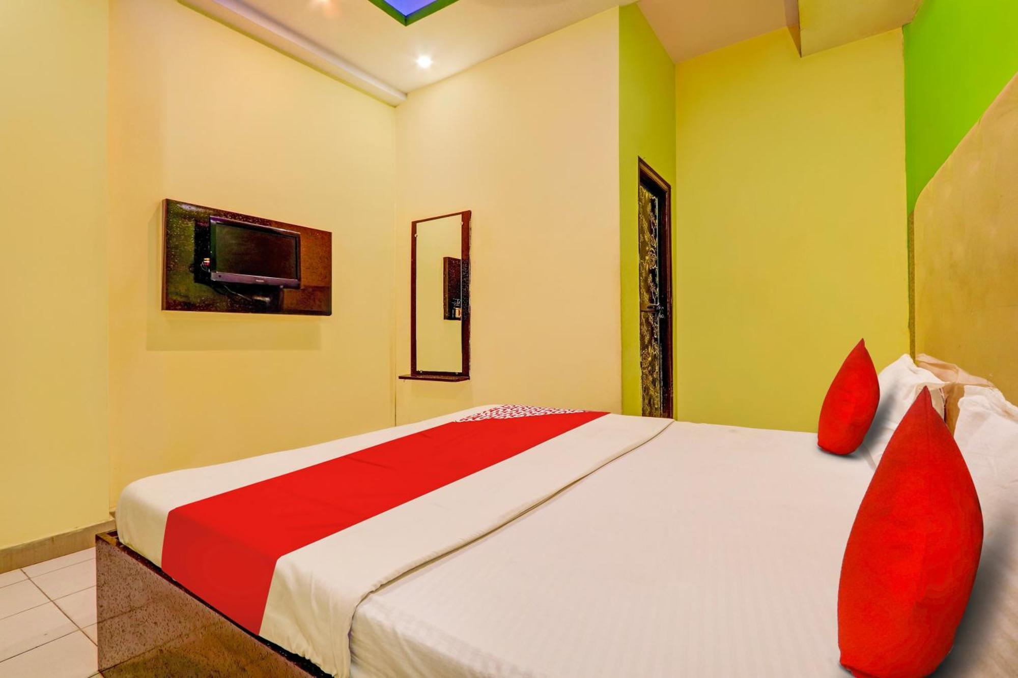 Oyo Flagship Hotel Samruddhi Lodge Nirmal  Esterno foto
