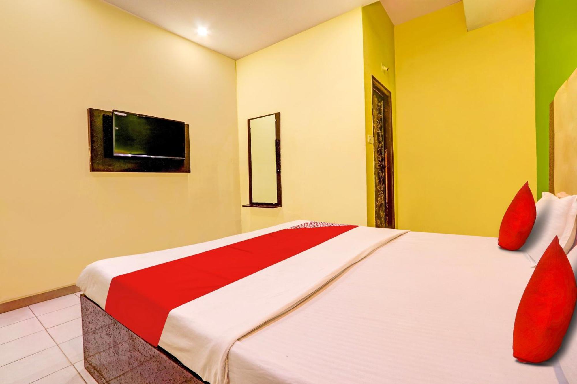 Oyo Flagship Hotel Samruddhi Lodge Nirmal  Esterno foto