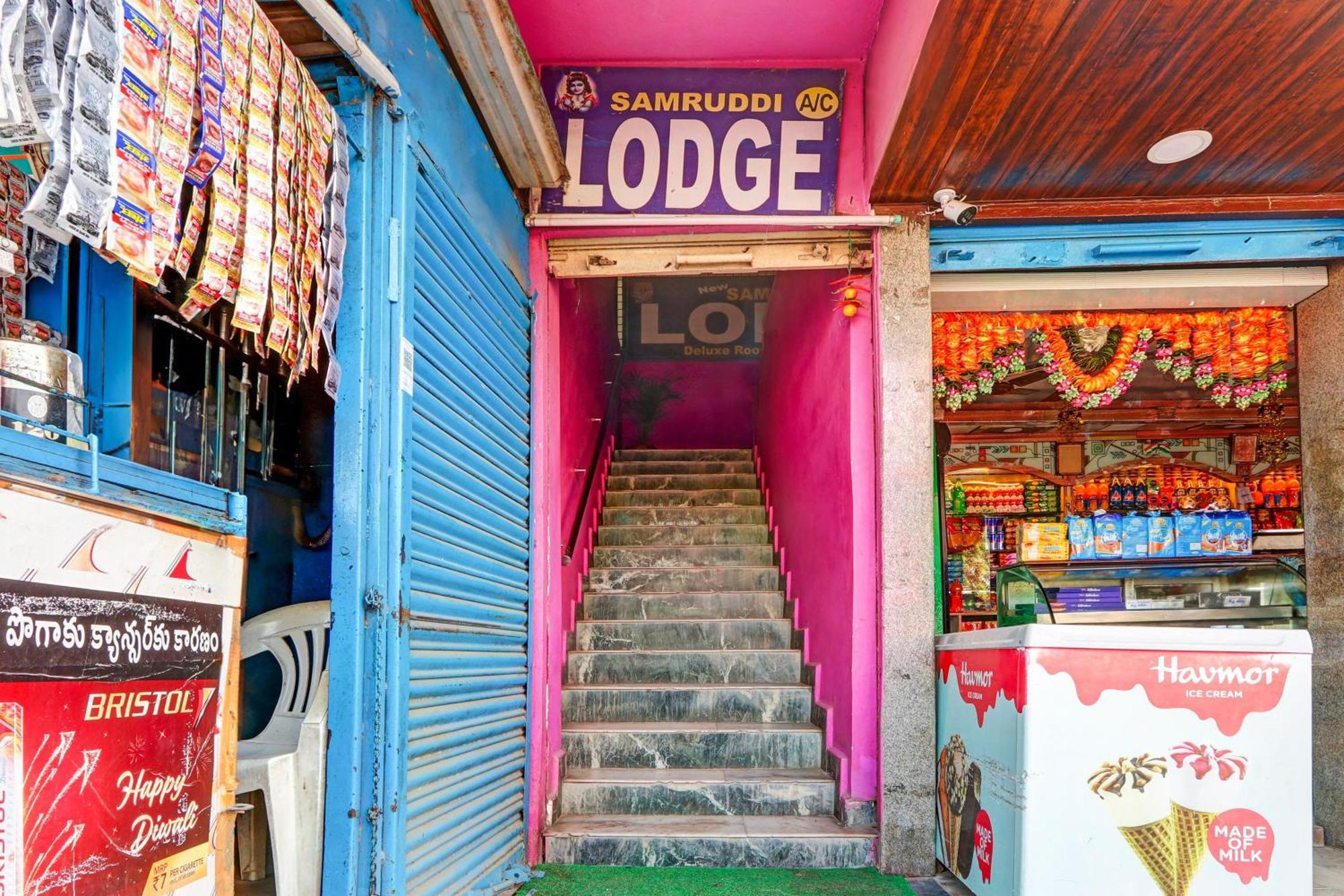Oyo Flagship Hotel Samruddhi Lodge Nirmal  Esterno foto