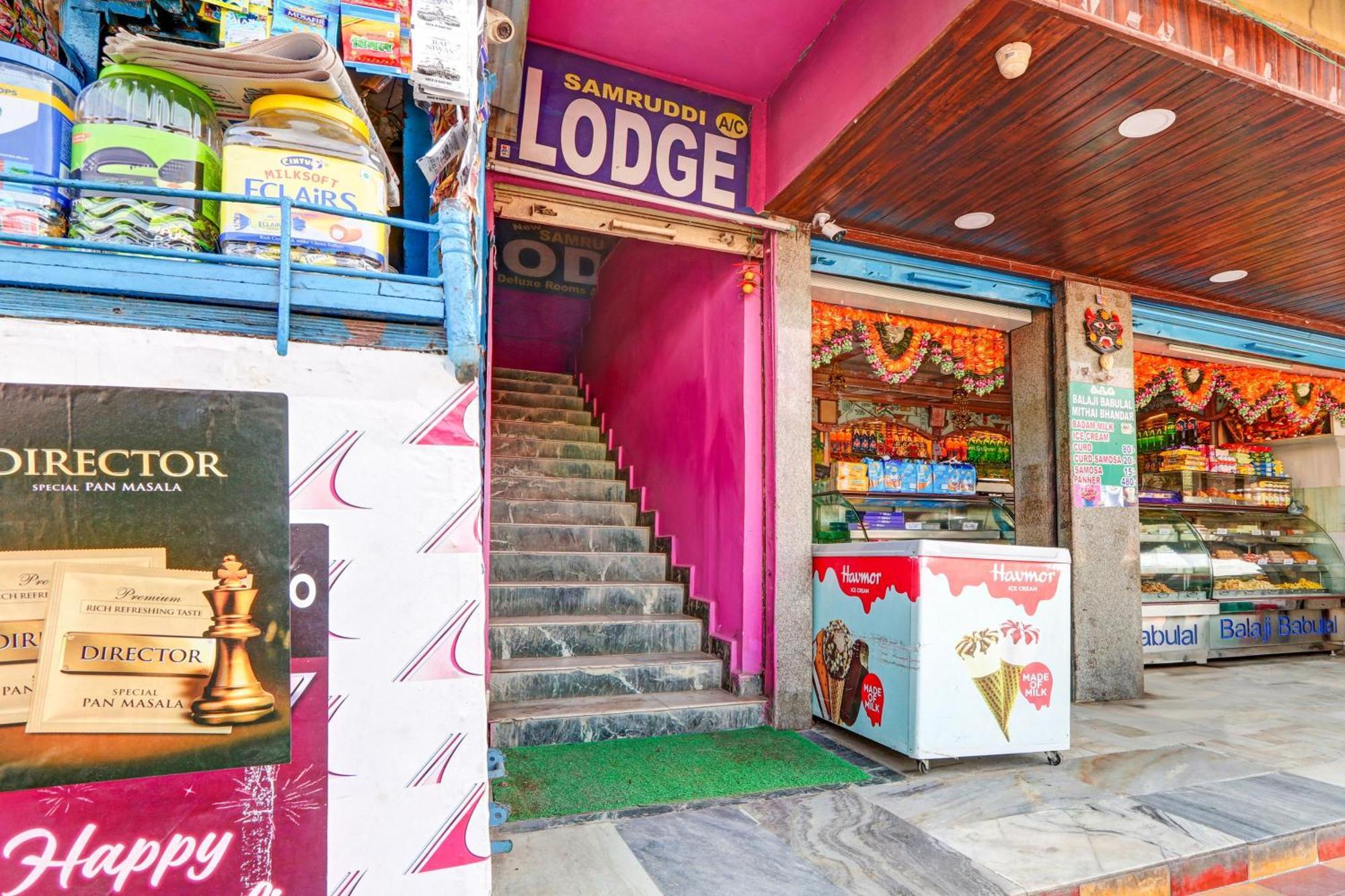 Oyo Flagship Hotel Samruddhi Lodge Nirmal  Esterno foto